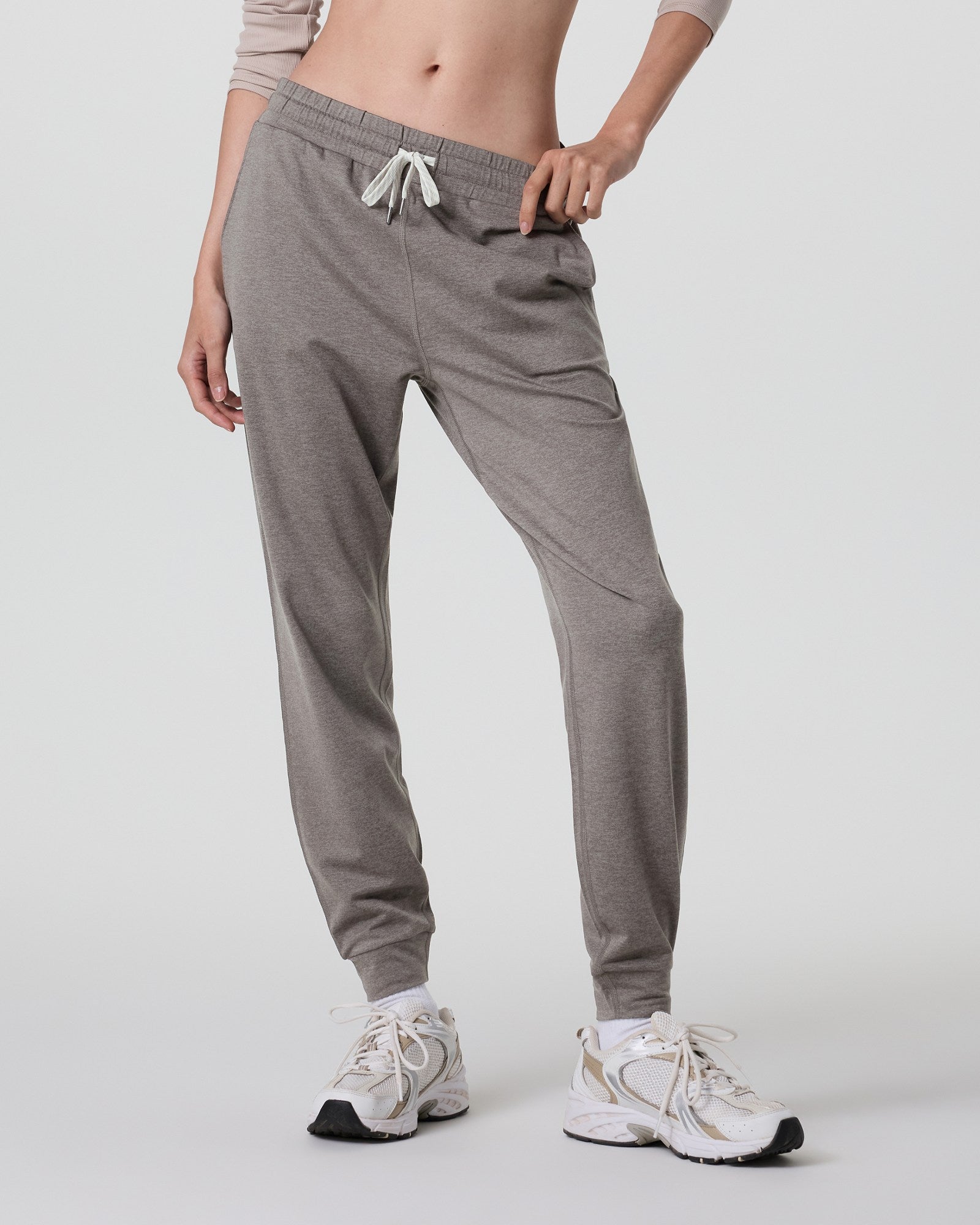vuori Women's Performance Jogger in Chia Heather