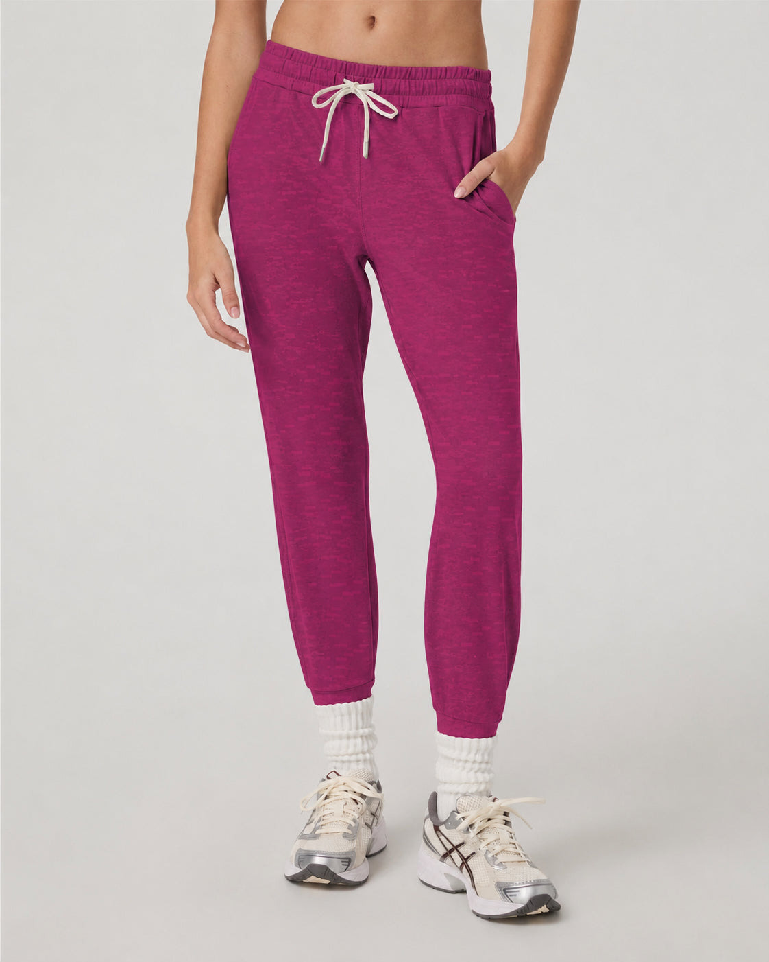 vuori Women's Performance Jogger in Dragonfruit Heather