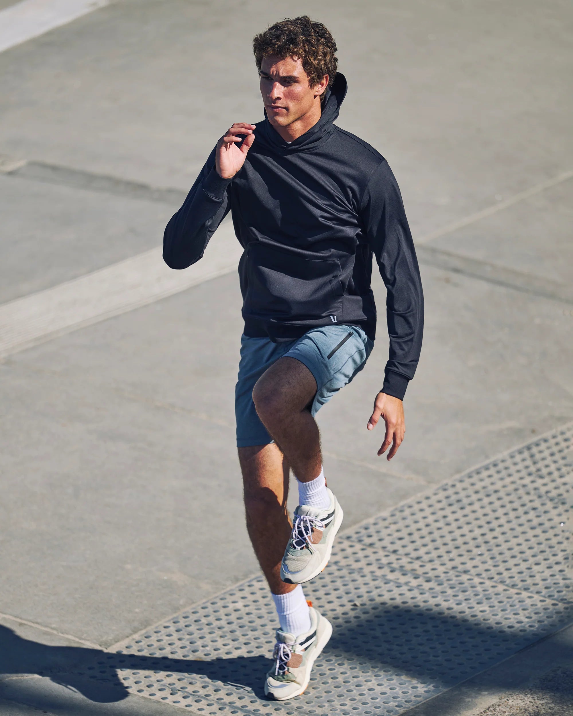 vuori Men's Sunday Hoodie 2.0 in Black