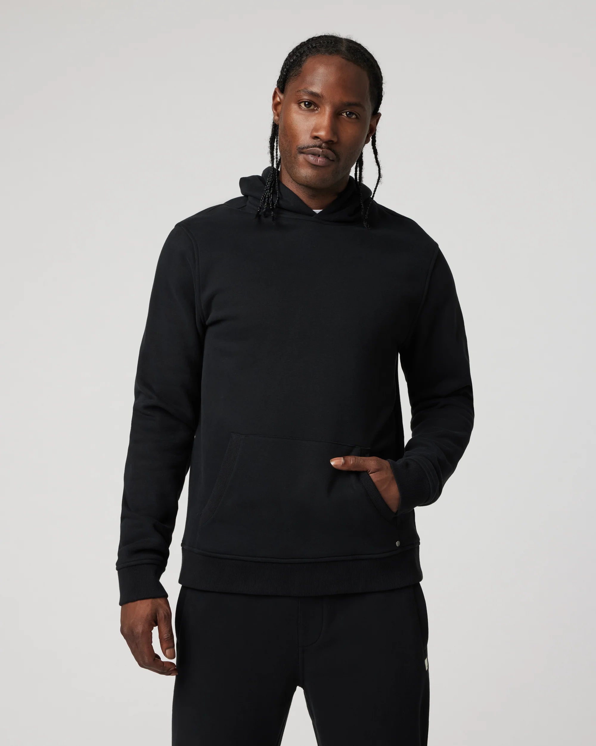 vuori Men's Seaside Pullover Hoodie in Black