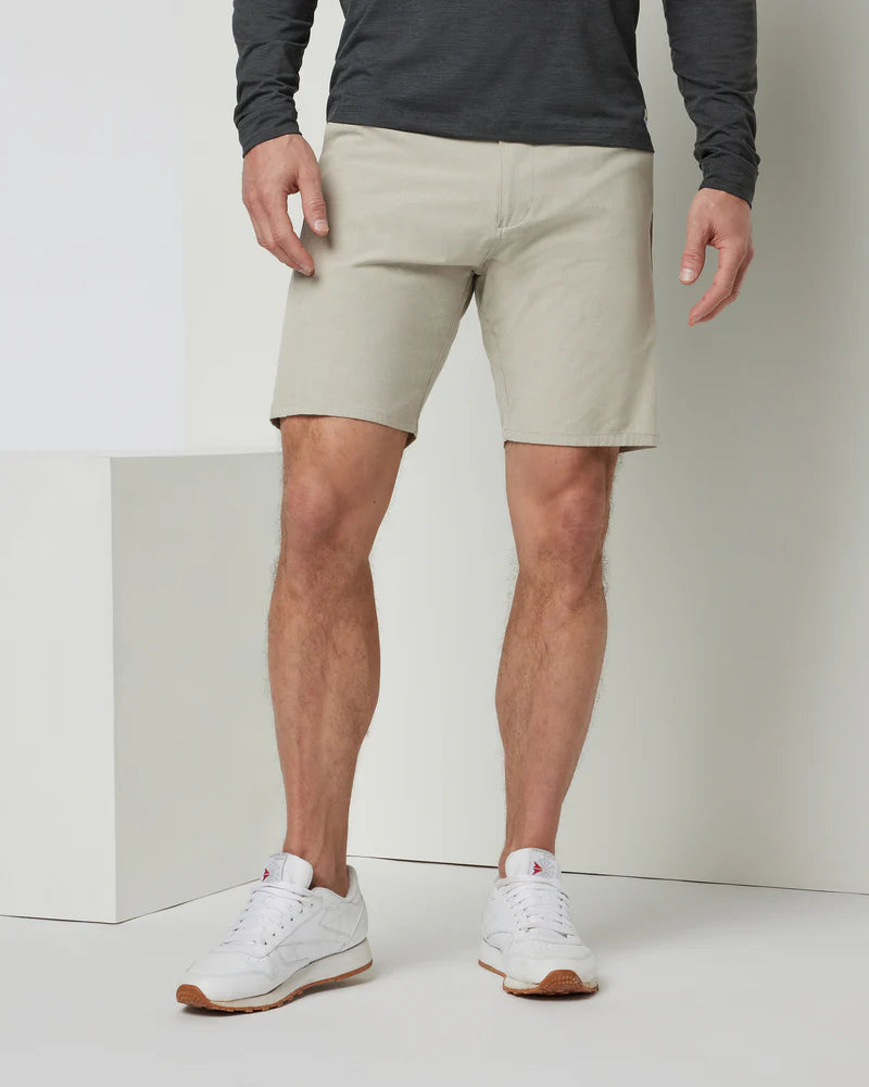 vuori Men's Aim Short in Khaki