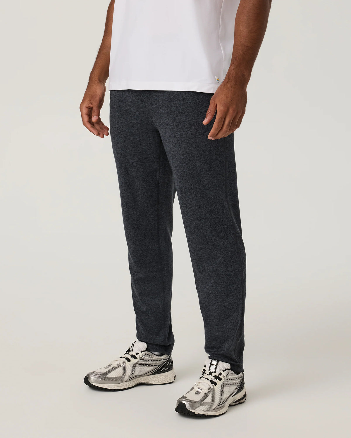 vuori Men's 30" Ponto Performance Pant in Charcoal Heather
