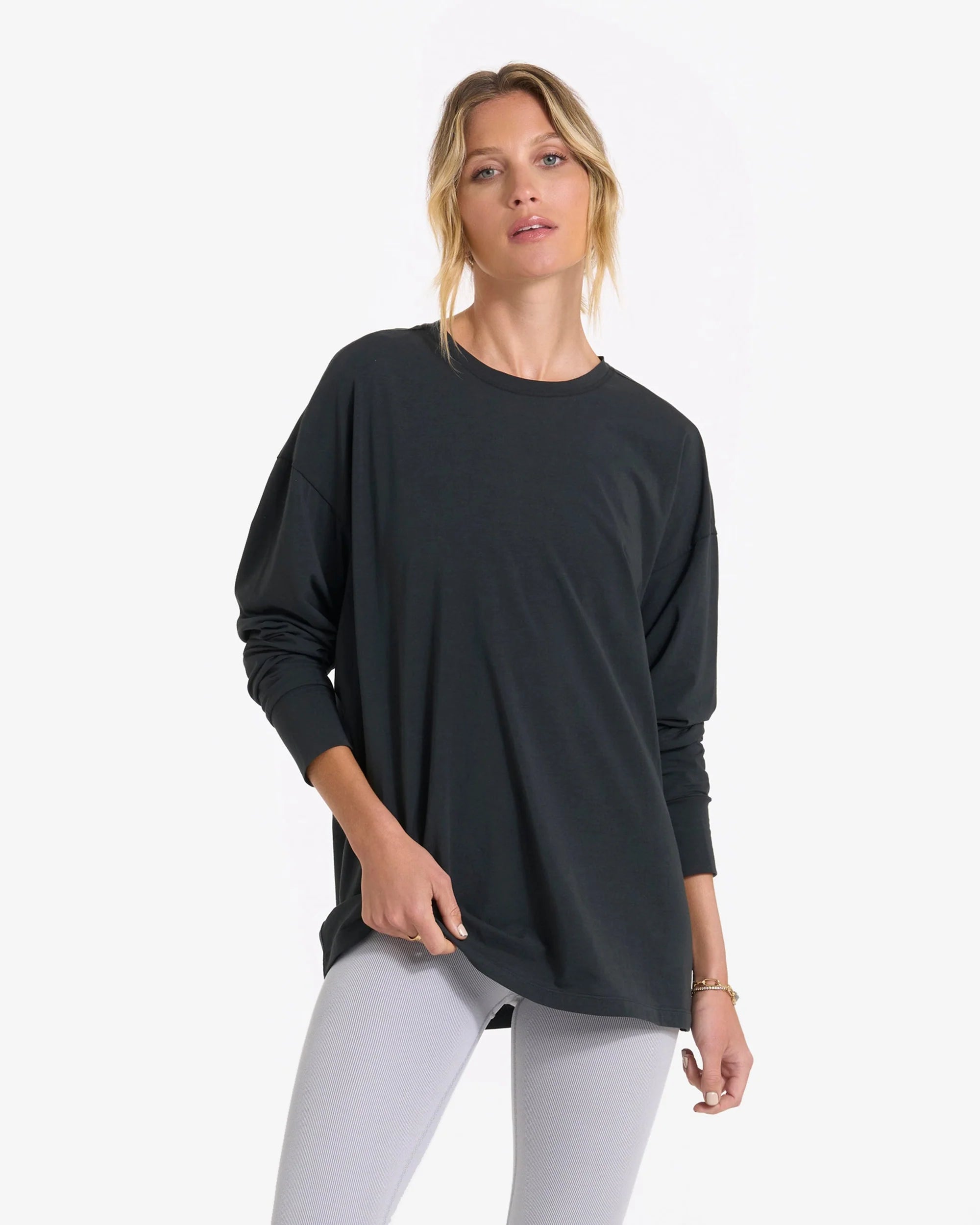 vuori Women's Long-Sleeve Feather Tee in Washed Black