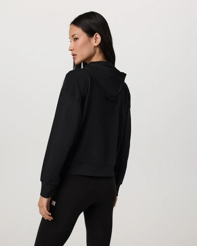 vuori Women's Halo Modern Pullover Hoodie in Black Heather