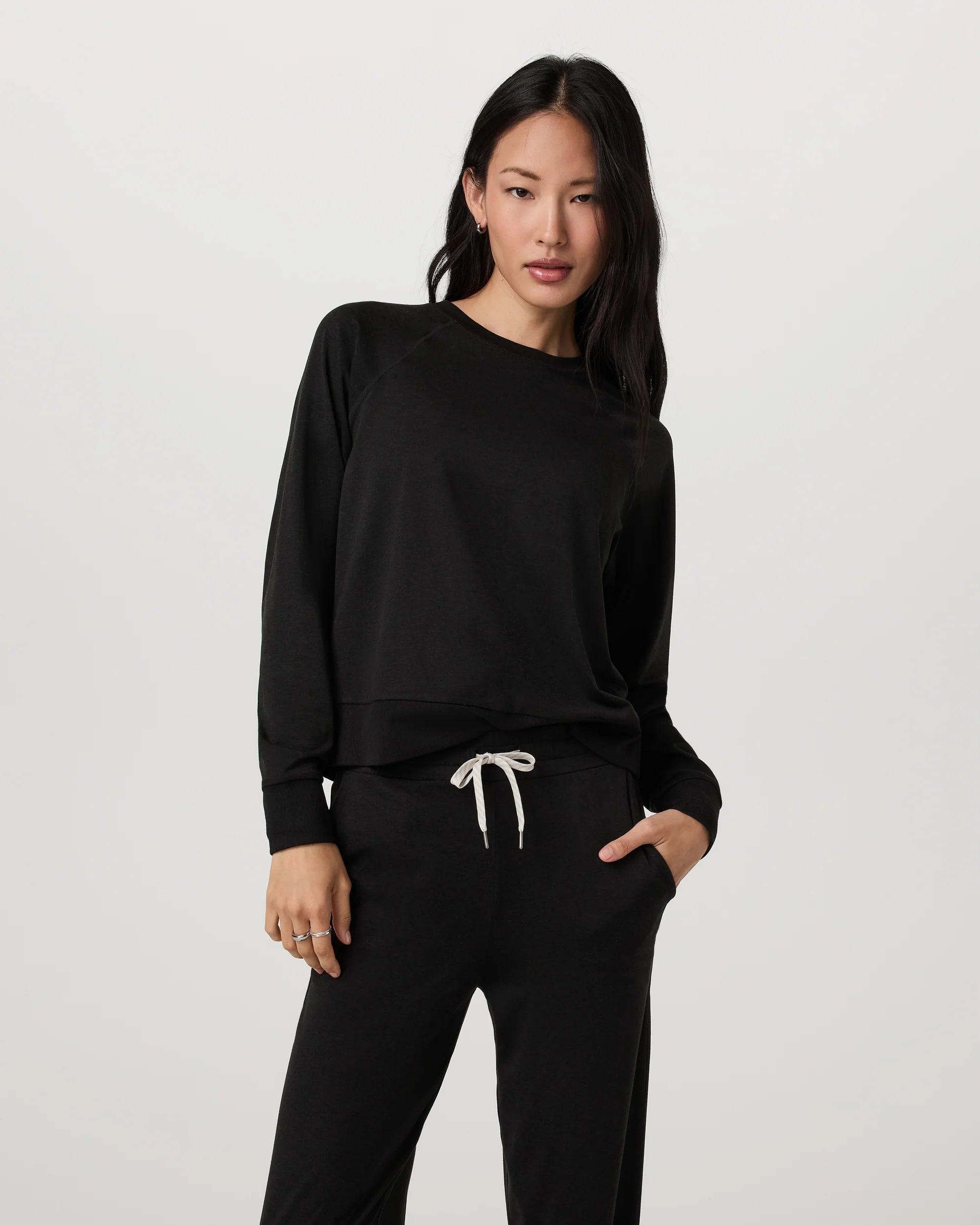 vuori Women's Long-Sleeve Halo Crew in Black Heather