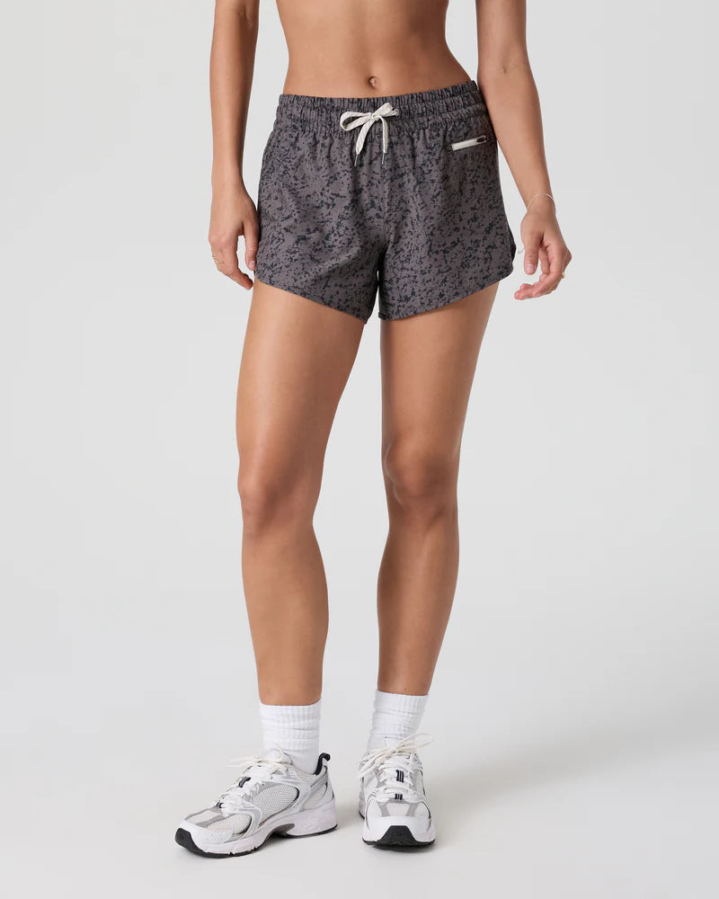 vuori Women's Clementine 4" Short 2.0 in Chia Stucco