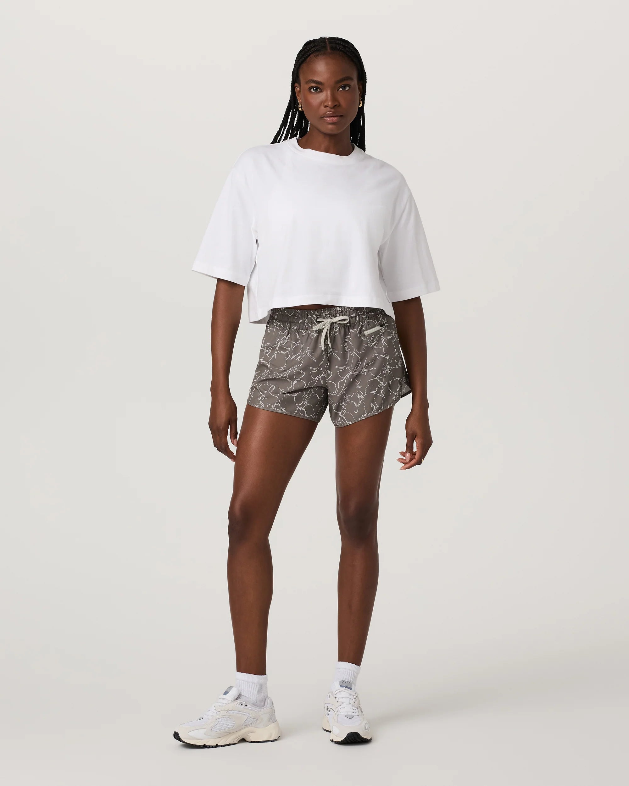 vuori Women's Clementine 4" Short 2.0 in Smokey Taupe Iris