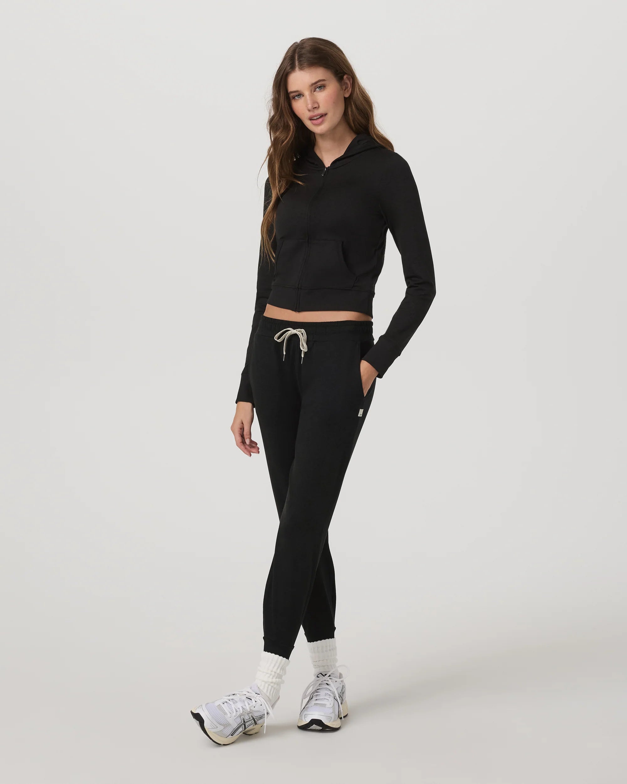 vuori Women's Performance Jogger in Black Heather