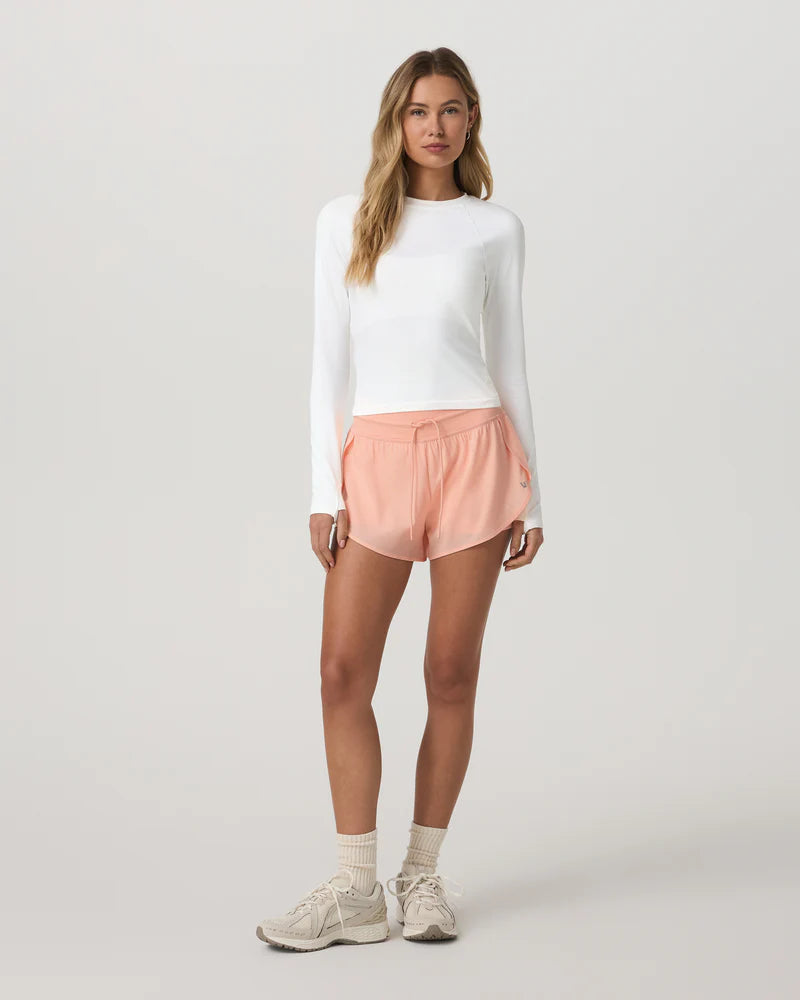 Vuori Women's Daily Speed Short 2.5" in Light Peach