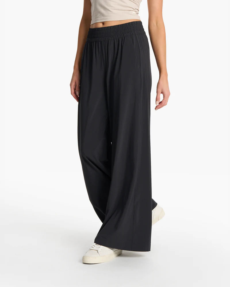 vuori Women's Villa Wideleg Pant in Black