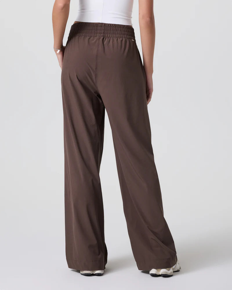 vuori Women's Villa Wideleg Pant in Java