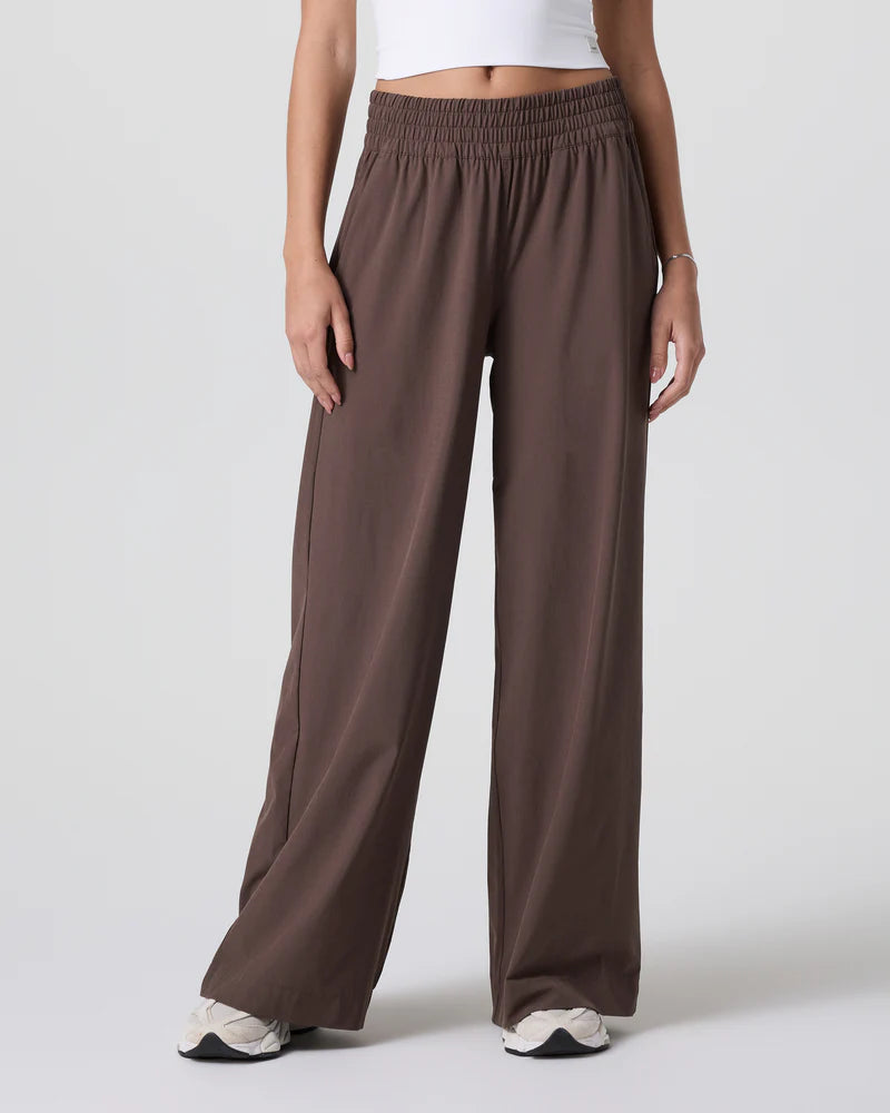 vuori Women's Villa Wideleg Pant in Java