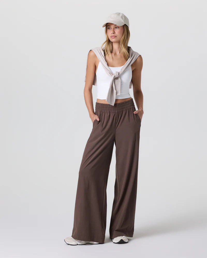 vuori Women's Villa Wideleg Pant in Java