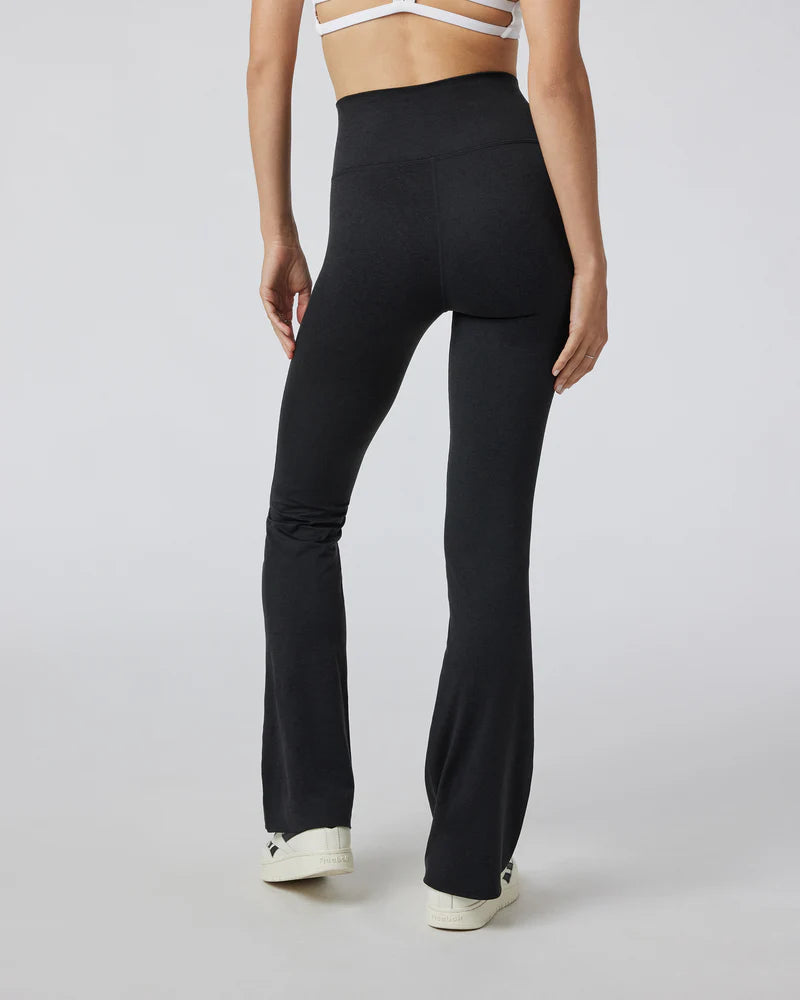 vuori Women's Halo Slim Flare in Black Heather