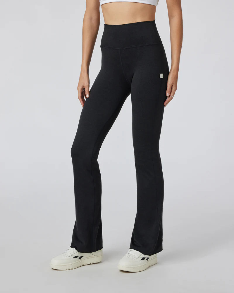 vuori Women's Halo Slim Flare in Black Heather