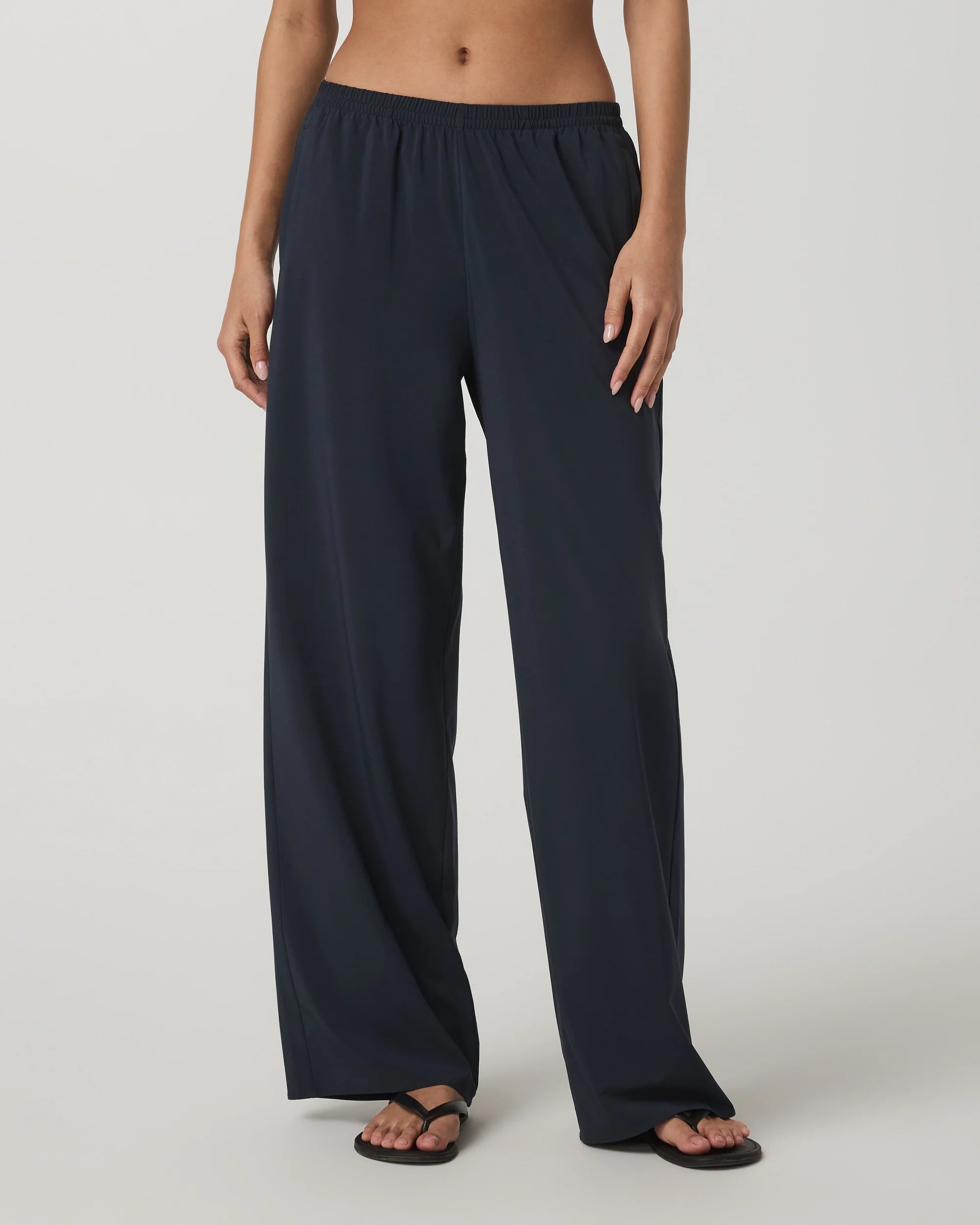 vuori Women's Villa Everyday Wideleg Pant in Ink