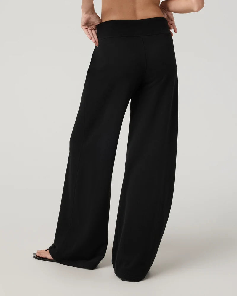 vuori Women's Sedona Midrise Wideleg Sweatpant in Black