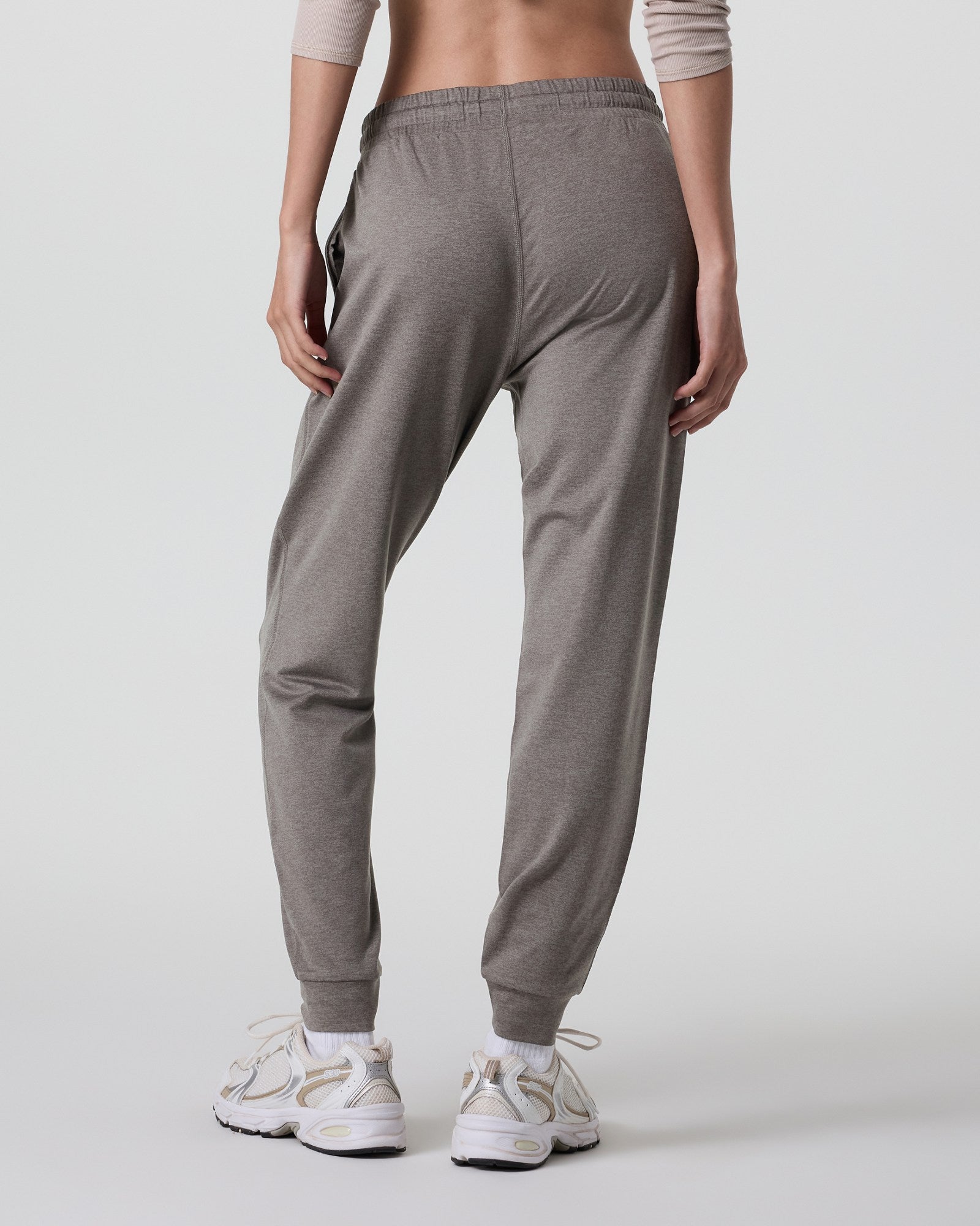 vuori Women's Performance Jogger in Chia Heather