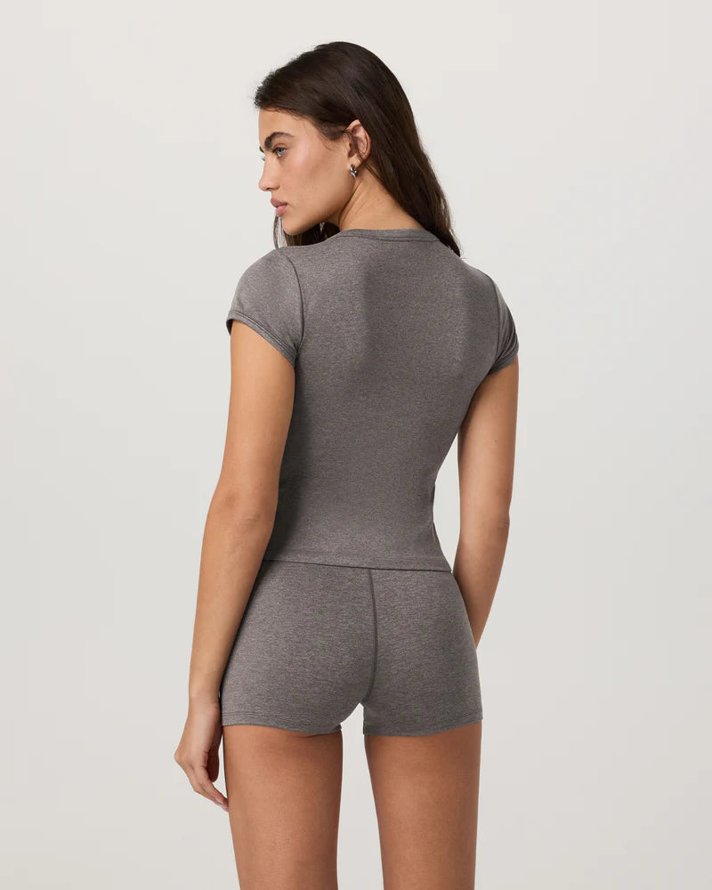 vuori Women's Halo Baby Tee in Chia Heather