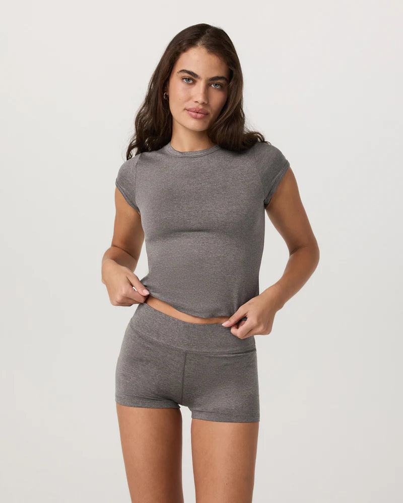 vuori Women's Halo Baby Tee in Chia Heather