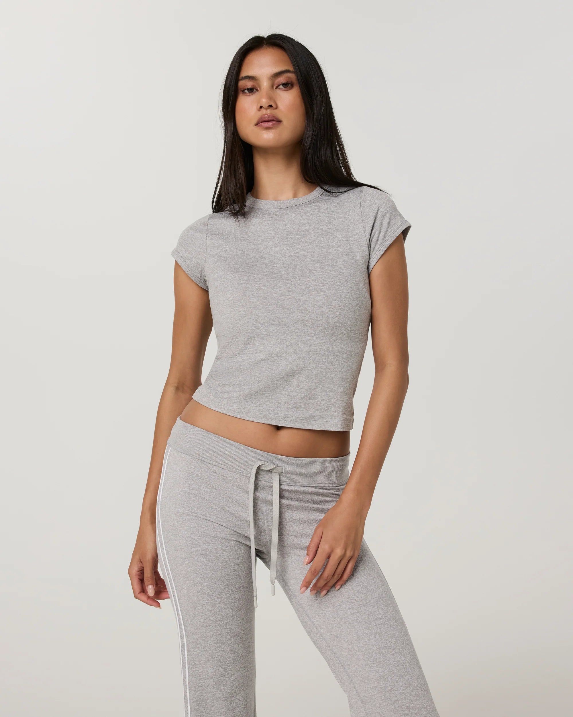 vuori Women's Halo Baby Tee in Pale Grey Heather Tonal