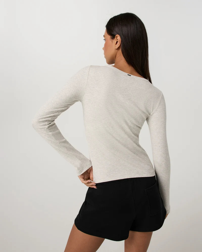 vuori Women's Long Sleeve Pose Subtle Scoop in White Heather Grey