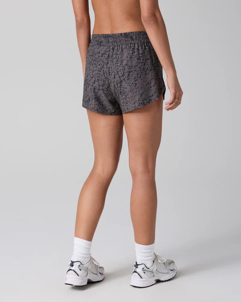 vuori Women's Clementine 4" Short 2.0 in Chia Stucco