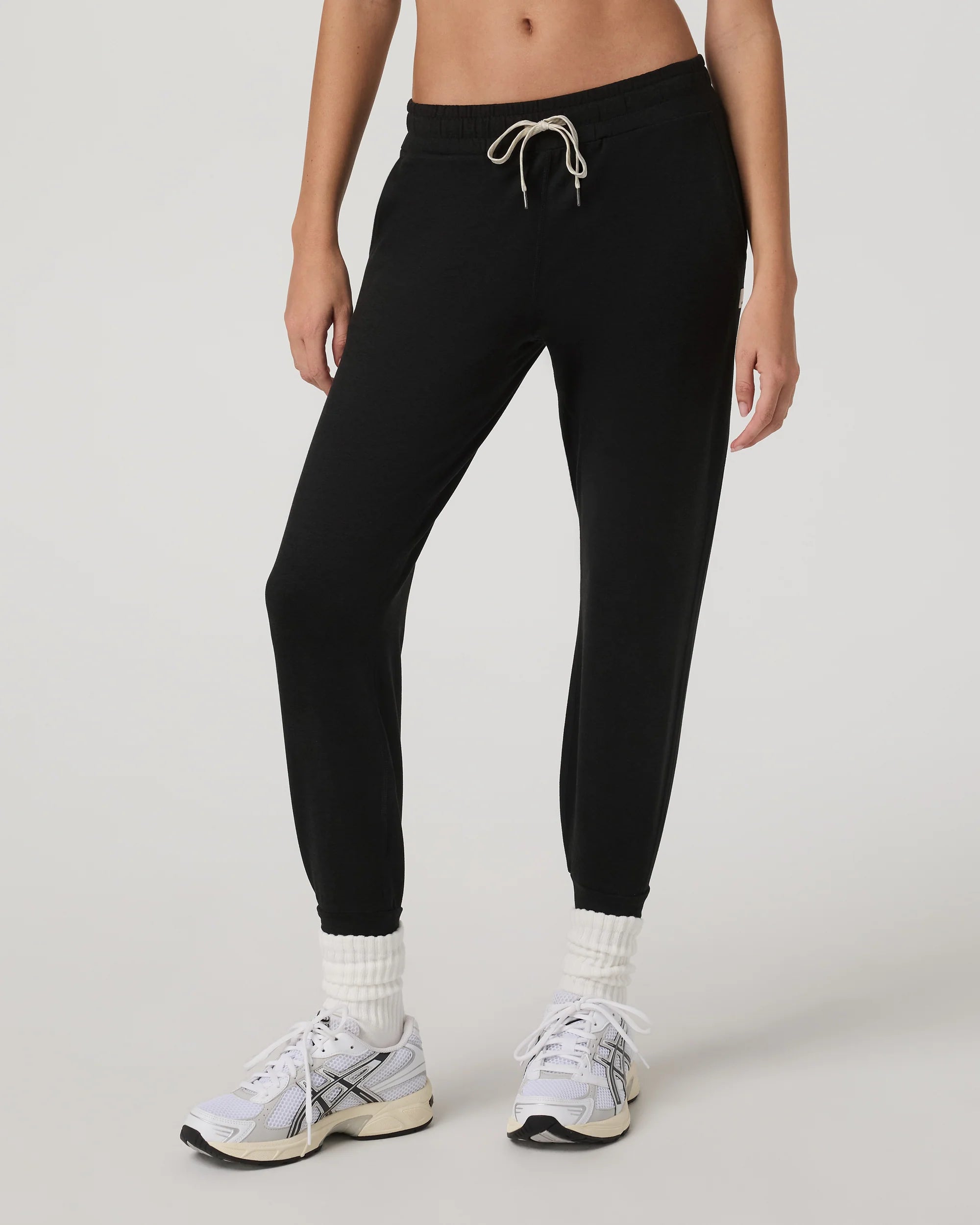 vuori Women's Performance Jogger in Black Heather