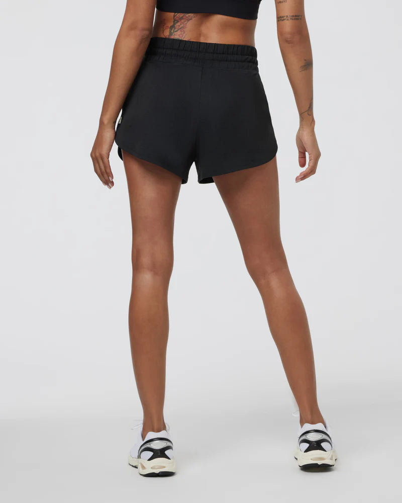 vuori Women's Halo Performance Short 2.0 in Black Heather