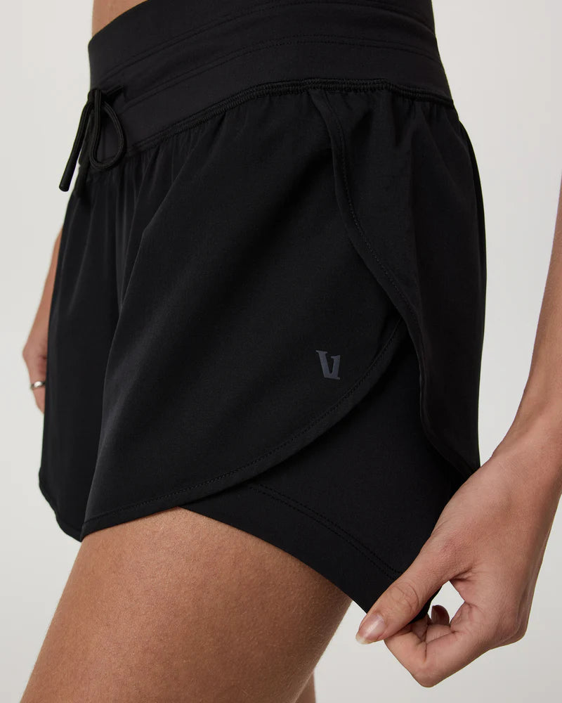 vuori Women's 2.5" Daily Speed Short in Black