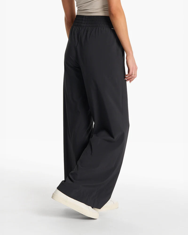 vuori Women's Villa Wideleg Pant in Black
