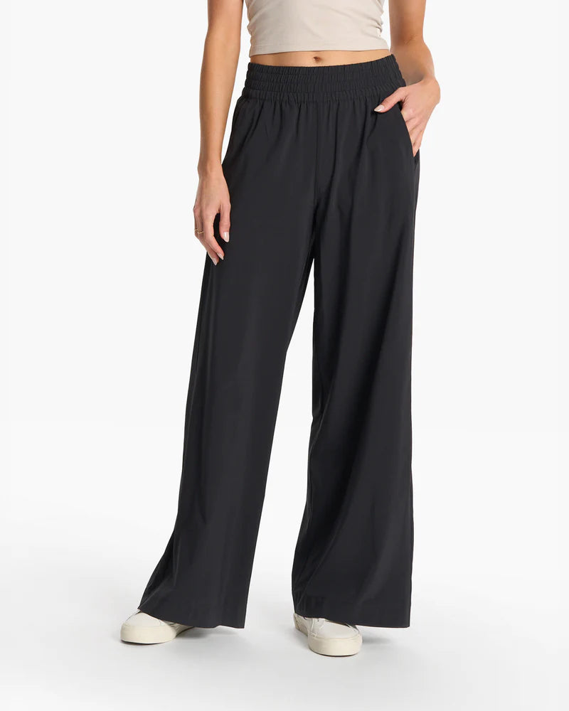 vuori Women's Villa Wideleg Pant in Black