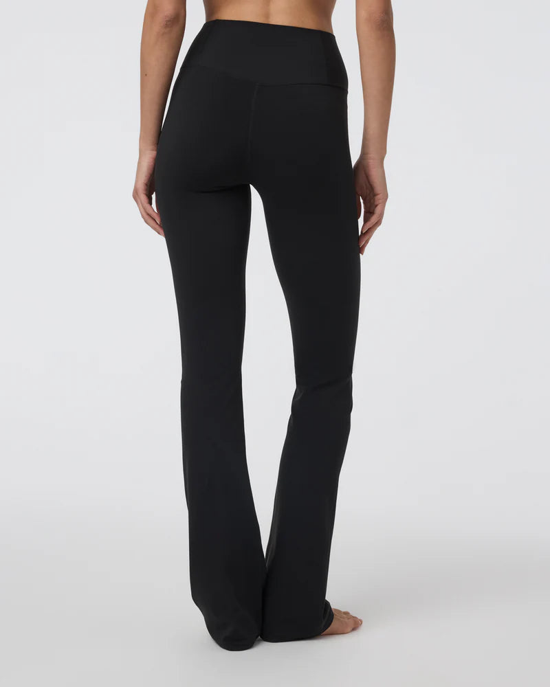 vuori Women's All The Feels Slim Flare in Black
