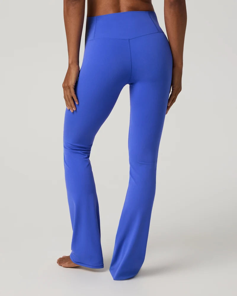 vuori Women's All The Feels Slim Flare in Electric Blue