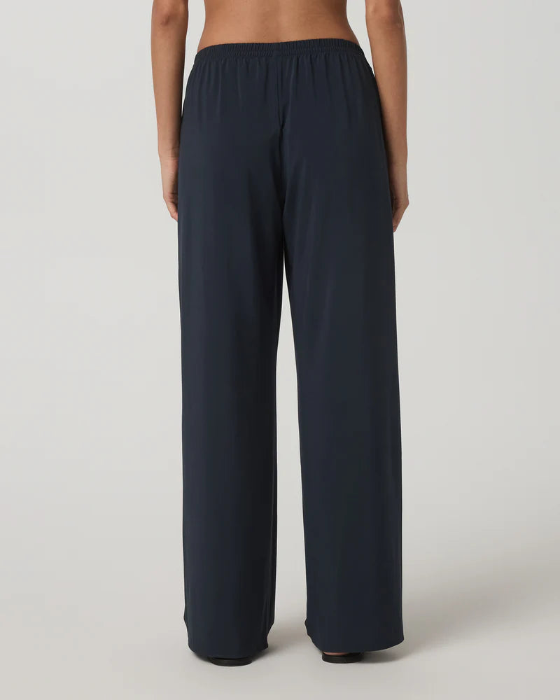 vuori Women's Villa Everyday Wideleg Pant in Ink
