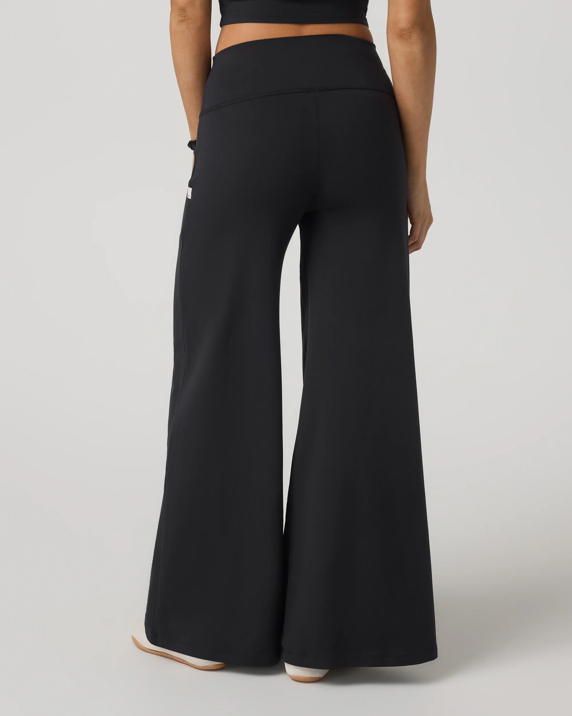 vuori Women's Halo Easy Wideleg Pant in Solid Black